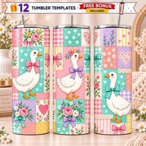 Puede incluir: Tres vasos cilíndricos con un diseño de patchwork de patos blancos, ramos de flores, corazones rosas y patrones de cuadros vichy. El texto 12 TUMBLER TEMPLATES FREE BONUS INCLUDED aparece en la parte superior. Cada vaso incluye tapa y pajita.