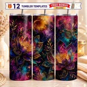Puede incluir: Tres vasos cilíndricos con un vibrante diseño de acuarela de flores de loto moradas, azules y doradas con motivos celestiales de lunas y estrellas. El banner superior muestra el texto 12 TUMBLER TEMPLATES FREE BONUS INCLUDED.