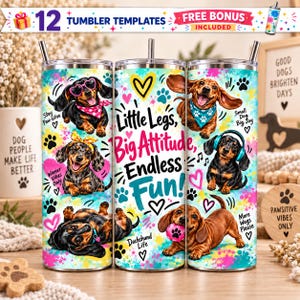 Könnte beinhalten: Drei Edelstahlbecher mit bunten Aquarellspritzern, Pfotenabdrücken, Herzen und Illustrationen von Dackeln. Der mittlere Becher zeigt den Text Little Legs, Big Attitude, Endless Fun! sowie verschiedene Sätze rund um das Thema Hund.