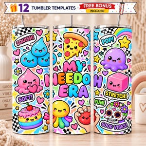 Puede incluir: Tres vasos cilíndricos con un patrón colorido de personajes de dibujos animados, comida y formas. El texto incluye "SQUISH!", "SOFT!", "MY NEEDO ERA", "POP!", "STRETCH!", "FUN!" y "GOOD VIBES!" con corazones, estrellas y cuadros.