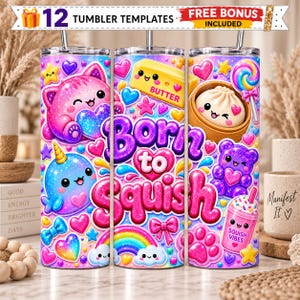 Op de afbeelding: Drie cilindrische bekers met een kleurrijk patroon van kawaii-stijl figuren, waaronder een roze kat, een blauwe narwal, een stukje boter, een knoedel, een paarse beer en een drinkbeker, met de tekst Born to Squish in grote roze letters.