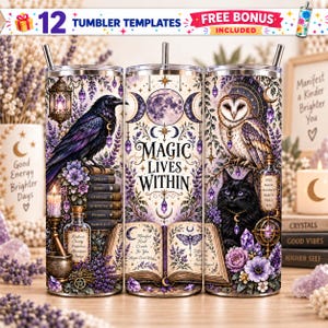 Puede incluir: Tres vasos cilíndricos con un diseño místico que presenta un cuervo negro, un búho blanco y un gato negro. La ilustración incluye una luna llena, fases lunares, un libro abierto, cristales, lavanda y el texto Magic Lives Within.