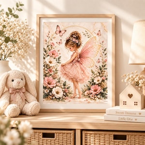 Könnte beinhalten: Ein gerahmter Kunstdruck, der eine junge Fee mit großen rosa Flügeln zeigt, die ein gerüschtes rosa Kleid und einen Blumenkranz trägt und inmitten eines Gartens aus rosa und weißen Blumen und Schmetterlingen vor einem Marmorhintergrund steht.