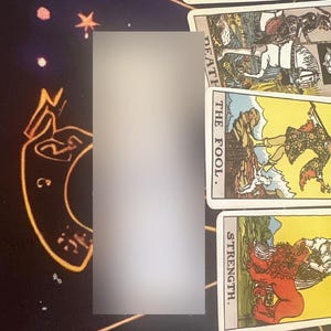 Op de afbeelding: Tarotkaarten met verschillende illustraties en titels, waaronder "Death", "The Fool" en "Strength". De kaarten zijn gerangschikt op een donker oppervlak met een hemels patroon. Een wazig rechthoekig object staat in het midden.