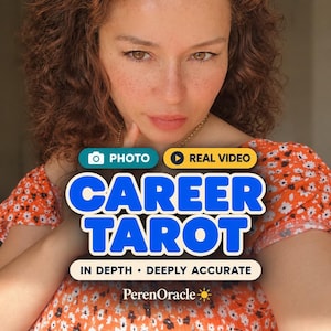 Puede incluir: Una persona con cabello castaño rojizo rizado viste una blusa floral naranja. El texto superpuesto dice: PHOTO, REAL VIDEO, CAREER TAROT, IN DEPTH • DEEPLY ACCURATE y PerenOracle con un icono de sol. La persona tiene pecas y mira a la cámara.