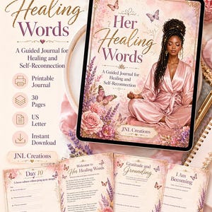 Op de afbeelding: Een digitale tablet toont een begeleid dagboek getiteld Her Healing Words, met een illustratie van een mediterend persoon tussen vlinders en bloemen. Daaronder tonen vier geprinte dagboekpagina's oefeningen voor dag 10, welkom, dankbaarheid en wording.
