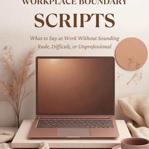 Op de afbeelding: Een roségouden laptop staat centraal in deze afbeelding, met de tekst "WORKPLACE BOUNDARY SCRIPTS" bovenaan. De laptop staat op een lichtgekleurd oppervlak, met een pen, een kopje en een schoteltje in de buurt. Carrièrebron van NaturallyNellzy Career Co.