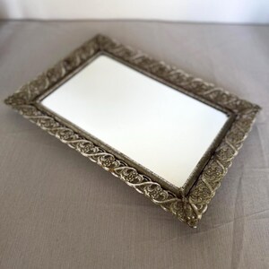 Vintage silverfiligran sminkbricka – Utsmyckad Hollywood Regency parfym-smyckesdisplay
