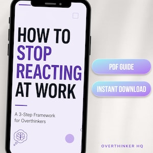 以下が含まれることがあります： スマートフォンには、太字の暗いフォントで「HOW TO STOP REACTING AT WORK」というテキストが表示されています。その下には「A 3-Step Framework for Overthinkers」と書かれています。「PDF GUIDE」と「INSTANT DOWNLOAD」という2つのボタンがあります。Overthinker HQのロゴが一番下にあります。