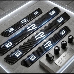 Puede incluir: Un juego de cuatro protectores de umbral de puerta con textura de fibra de carbono negra que presentan el logotipo blanco de Volkswagen y el emblema R, junto con cuatro tapas de válvula negras y una placa metálica VOLKSWAGEN R ACCESSORY COLLECTION.