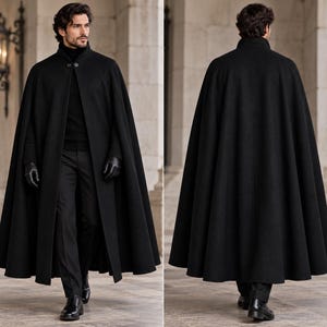Può includere: Una cappa nera lunga fino ai piedi con colletto alto e due bottoni frontali. Il capo è mostrato sia di fronte che di schiena, rivelando una silhouette strutturata e fluida con linee pulite e una costruzione in tessuto scuro e uniforme.