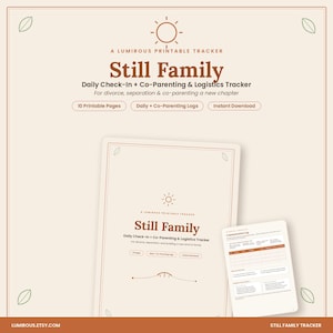 Könnte beinhalten: Ein druckbarer Tracker mit dem Titel Still Family, der ein tägliches Check-in und ein Logbuch für die Co-Elternschaft enthält. Das Design zeigt einen cremefarbenen Hintergrund mit braunem Text und Sonnensymbolen. Es umfasst 10 Seiten.