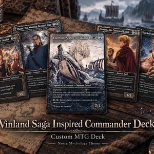 Op de afbeelding: Een aangepast Magic: The Gathering commander-deck met vijf geïllustreerde kaarten uit Vinland Saga. De kaarten tonen personages zoals Thorfinn, Askeladd en Thorkell met gedetailleerde illustraties, tekst en spelstatistieken. De kaarten zijn gerangschikt op een kaartachtergrond met touw- en muntaccenten.