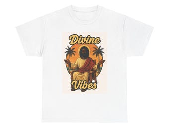 Camiseta unissex Divine Vibes em algodão pesado | Camiseta com estampa tropical, ideal para o verão, presente para amigos, moda praia, estilo espiritual.