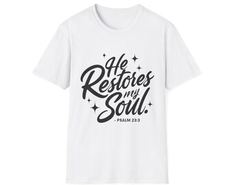 Camiseta unissex inspiradora em tecido macio - Ele restaura a minha alma, presente cristão, vestuário com temática religiosa, camiseta com versículo bíblico, peça casual versátil.