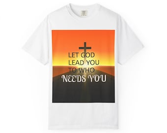 Camiseta unissex inspiradora tingida em peça - 'Deixe Deus te guiar até quem precisa de você'