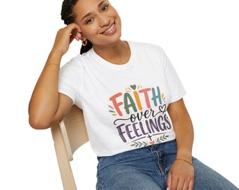 Camiseta "Fé Acima dos Sentimentos" | Tipografia com Versículos Bíblicos Cristãos, Design Colorido de Fé