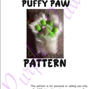 以下が含まれることがあります： PURPLE_PAWZ PUFFY PAW PATTERNというタイトルのデジタル型紙ドキュメント。中央には、鮮やかな緑色の肉球が付いた白いフェイクファーの肉球手袋の写真が配置されています。ドキュメントには、個人利用および商用利用に関するテキストの説明が含まれています。
