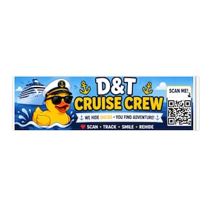 Puede incluir: Una pancarta rectangular con el texto "D&T CRUISE CREW" y un pato de dibujos animados con gafas de sol y gorro de capitán. La pancarta también incluye un código QR y las frases "WE HIDE DUCKS • YOU FIND ADVENTURE!" y "SCAN • TRACK • SMILE • REHIDE."