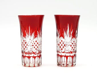 Par de vasos altos de cristal tallado en color rojo rubí estilo bohemio vintage