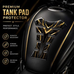 Puede incluir: Protector de almohadilla para depósito de motocicleta negro con detalles dorados. La almohadilla presenta un diseño geométrico y el texto "PREMIUM TANK PAD PROTECTOR". Es resistente a los arañazos, tiene un adhesivo fuerte, es resistente a los rayos UV y tiene un acabado de resina 3D.