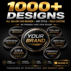 以下が含まれることがあります： 1000+ DESIGNS、ALL MAJOR CAR BRANDS、ANY STYLE、FULLY CUSTOM、WE PROBABLY HAVE YOUR DESIGN、MESSAGE USというテキストが記載されたプロモーション画像。様々な自動車ブランド向けの金と銀の文字が入った7つの黒い円形エンブレムが表示されています。
