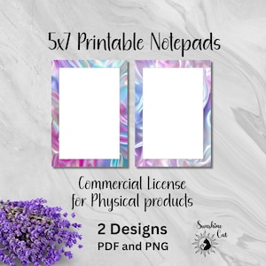 Può includere: Due blocchi note stampabili di 13 x 18 cm con bordi colorati e vorticosi nei toni del rosa, viola e blu. L'immagine include il testo "5x7 Printable Notepads", "Commercial License for Physical products" e "2 Designs PDF and PNG". Un mazzo di lavanda è nell'angolo in basso a sinistra.