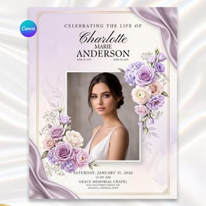Könnte beinhalten: Eine Vorlage für ein Trauerprogramm mit dem Porträt einer Person in einem weißen Oberteil, umgeben von lavendelfarbenen und cremefarbenen Rosen und Hortensien. Der Text lautet: CELEBRATING THE LIFE OF CHARLOTTE MARIE ANDERSON, 25. JUNI 1970 - 22. APRIL 2025.