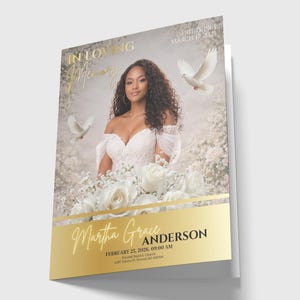 Könnte beinhalten: Eine gefaltete Trauerkarte mit einer Frau in einem weißen Kleid, weißen Blumen und Tauben. Goldener Text lautet "In Loving Memory" und enthält Daten und den Namen "Martha Grace Anderson".