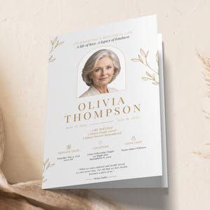 Puede incluir: Un programa funerario blanco con un retrato de Olivia Thompson dentro de un marco arqueado. El texto incluye fechas, detalles del servicio y una cita de Helen Keller. Dibujos lineales dorados de hojas decoran las esquinas de la tarjeta.