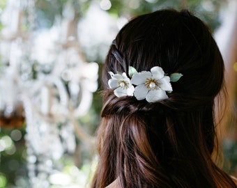 White Flower Hair Comb | Floral Wedding Hair Comb | White Flower Bridal Hair Comb | Gold Metal Flower Bridal Woodland Wedding Headpiece