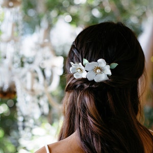 White Flower Hair Comb | Floral Wedding Hair Comb | White Flower Bridal Hair Comb | Gold Metal Flower Bridal Woodland Wedding Headpiece