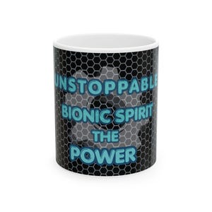 Może przedstawiać: Biały ceramiczny kubek do kawy z czarnym wzorem plastra miodu i słowami "UNSTOPPABLE BIONIC SPIRIT THE POWER" w kolorze turkusowym i szarym. Za tekstem znajduje się grafika koła zębatego.