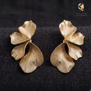 Boucles d'oreilles pendantes en plaqué or 18 carats, motif floral texturé et sculpté, élégantes puces d'oreilles florales, cadeau unique pour elle, mariée