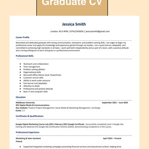 Puede incluir: Un currículum vitae titulado "ATS Friendly Graduate CV" con los datos de Jessica Smith. Enumera aspiraciones profesionales, habilidades profesionales, educación, cualificaciones y experiencia en marketing y ventas, incluyendo ingresos y gestión de redes sociales.