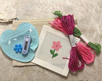 Mini lienzo de flores + kit de punto de cruz para principiantes, pintado a mano, 13 mallas