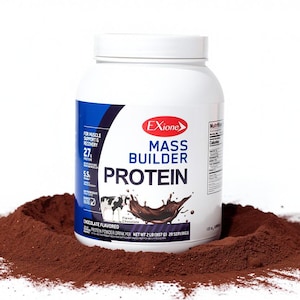 Könnte beinhalten: Ein weißer Kunststoffbehälter mit EXione Mass Builder Proteinpulver und einem blau-weißen Etikett. Das Etikett trägt die Aufschrift Mass Builder Protein, Chocolate Flavored und 907 g. Der Behälter steht in einem Haufen braunen Pulvers.