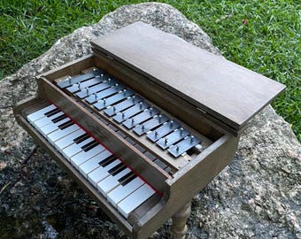 Piano de juguete clásico de madera, instrumento artesanal de 12 notas con campanas, regalo de herencia para niños.