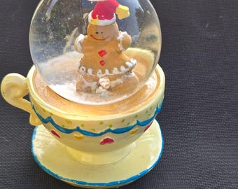 Base per tazza da tè vintage Schlerich con omino di pan di zenzero e neve natalizia, 3,5 pollici.