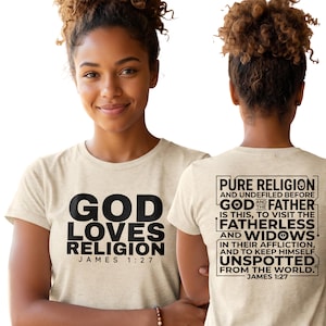 Op de afbeelding: Een beige t-shirt met korte mouwen en zwarte tekst. De voorkant toont 'GOD LOVES RELIGION JAMES 1:27'. De achterkant bevat de volledige tekst van Jakobus 1:27, 'PURE RELIGION AND UNDEFILED BEFORE GOD AND THE FATHER IS THIS, TO VISIT THE FATHERLESS'.