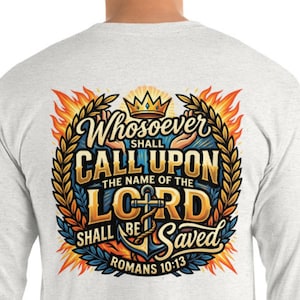 Könnte beinhalten: Hellgraues Langarmshirt mit einem farbenfrohen Aufdruck auf dem Rücken. Die Grafik enthält den Text "Whosoever shall call upon the name of the Lord shall be saved Romans 10:13" in einem dekorativen Design mit Krone, Flammen und Anker.