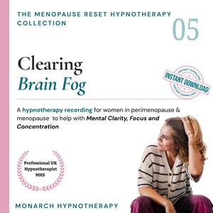 Op de afbeelding: Een digitale afbeelding voor The Menopause Reset Hypnotherapy Collection 05, Clearing Brain Fog. Het bevat tekst over een hypnotherapie-opname voor mentale helderheid en concentratie, een roze instant download-stempel, een Brits hypnotherapeut-badge en het merk Monarch Hypnotherapy.