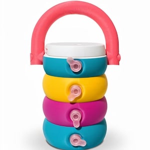 Könnte beinhalten: Ein stapelbarer Babyflaschen-Spender in leuchtenden Farben. Der Spender hat einen rosa Griff und besteht aus vier Abschnitten in Türkis, Gelb, Magenta und Türkis. Jeder Abschnitt hat einen transparenten, rosa, schnullerförmigen Ausguss.