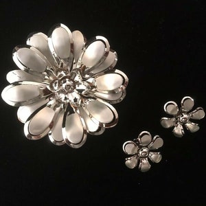 Vintage mcm LARGE Silver-tone Flower Brooch w/ Clip-on Earrings Set