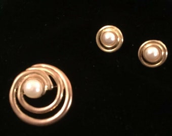 Set Vintage Gold-tone Brooch & Pierced Earrings Faux Pearl