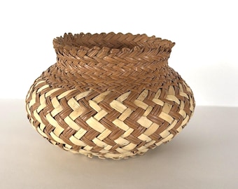 Vintage 2 tone Tarahumara Basket Handmade 3.75x6" Round