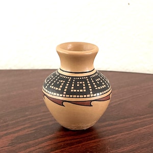 Vintage Mata Ortiz Art Pottery Miniature Vase / Pot Signed Enrique Pedregan Ortiz 2&quot;