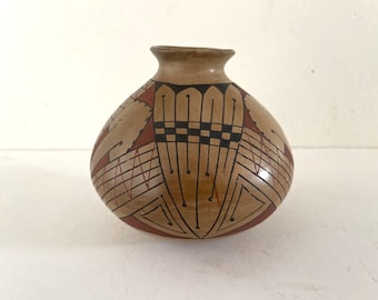 Vintage Mata Ortiz Mexican Clay Art Pottery Mexico Pot signed Lorenzo Bugarini