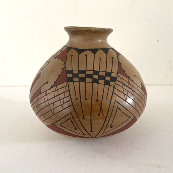 Vintage Mata Ortiz Mexican Clay Art Pottery Mexico Pot signed Lorenzo Bugarini