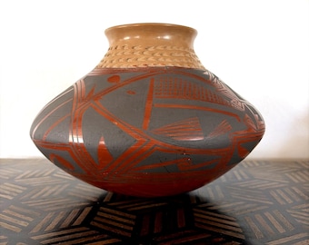Large Vintage Nicolas Silveira Mata Ortiz Art Pottery 11.5"x8" Carved, Fish, Rabbit